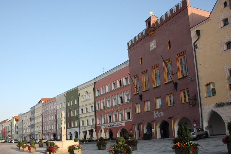 Stadtplatz mit Arkadengängen